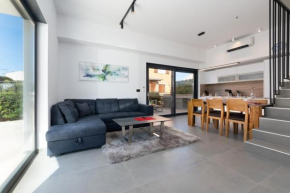Holiday House M